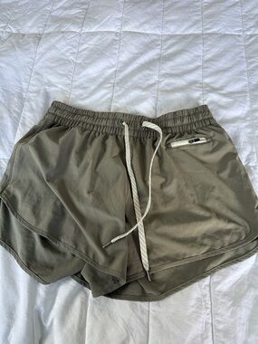 Vuori Shorts 
4”
Size Medium
